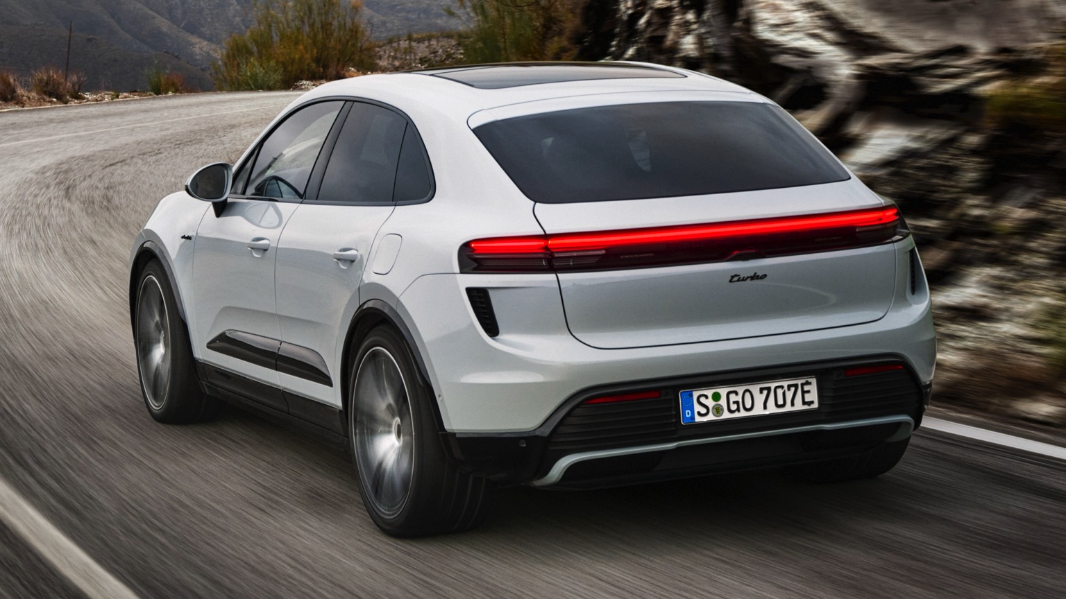 Porsche_Macan_Turbo_2024-2