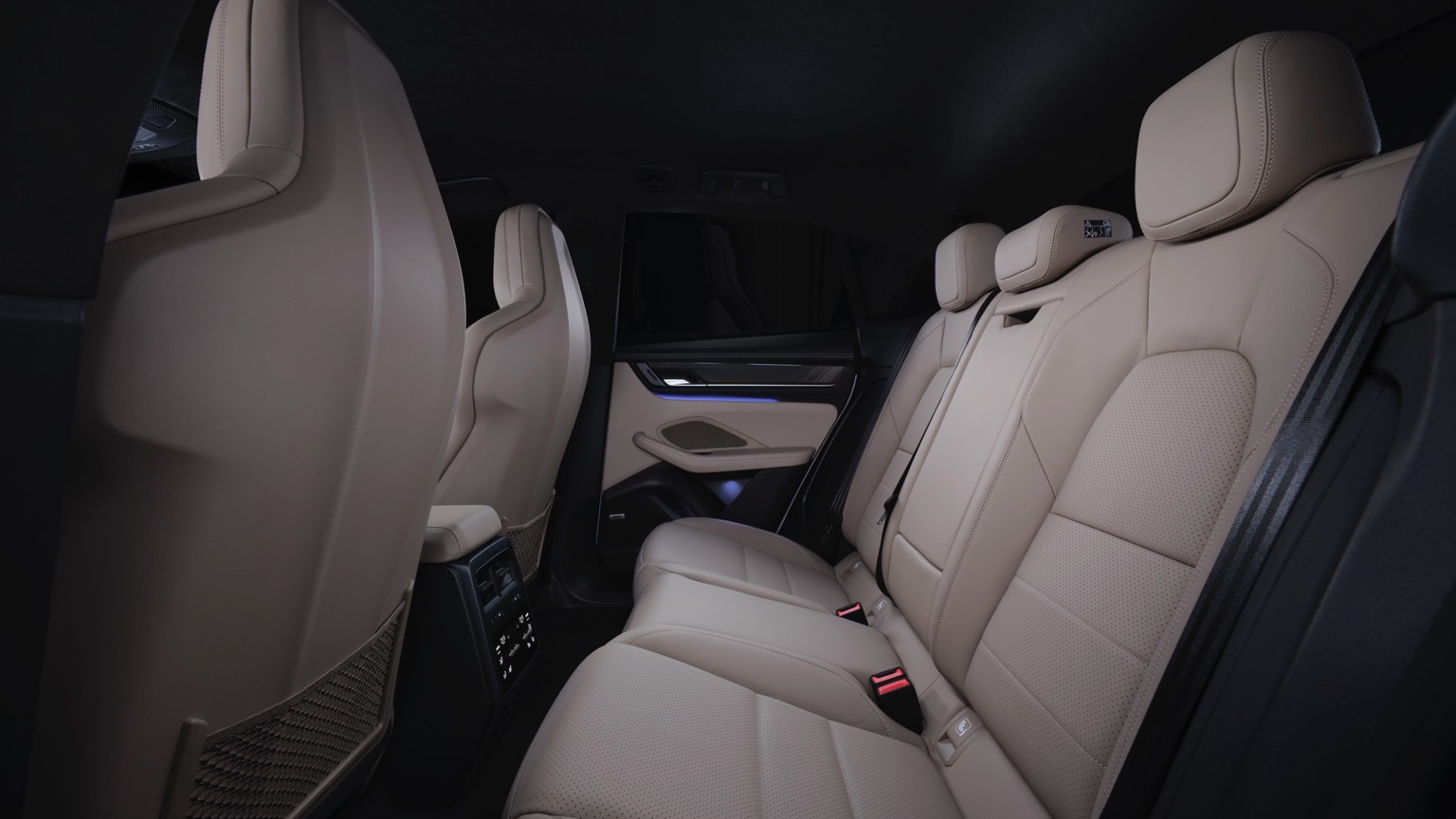 Porsche_Macan_Turbo_2024-22