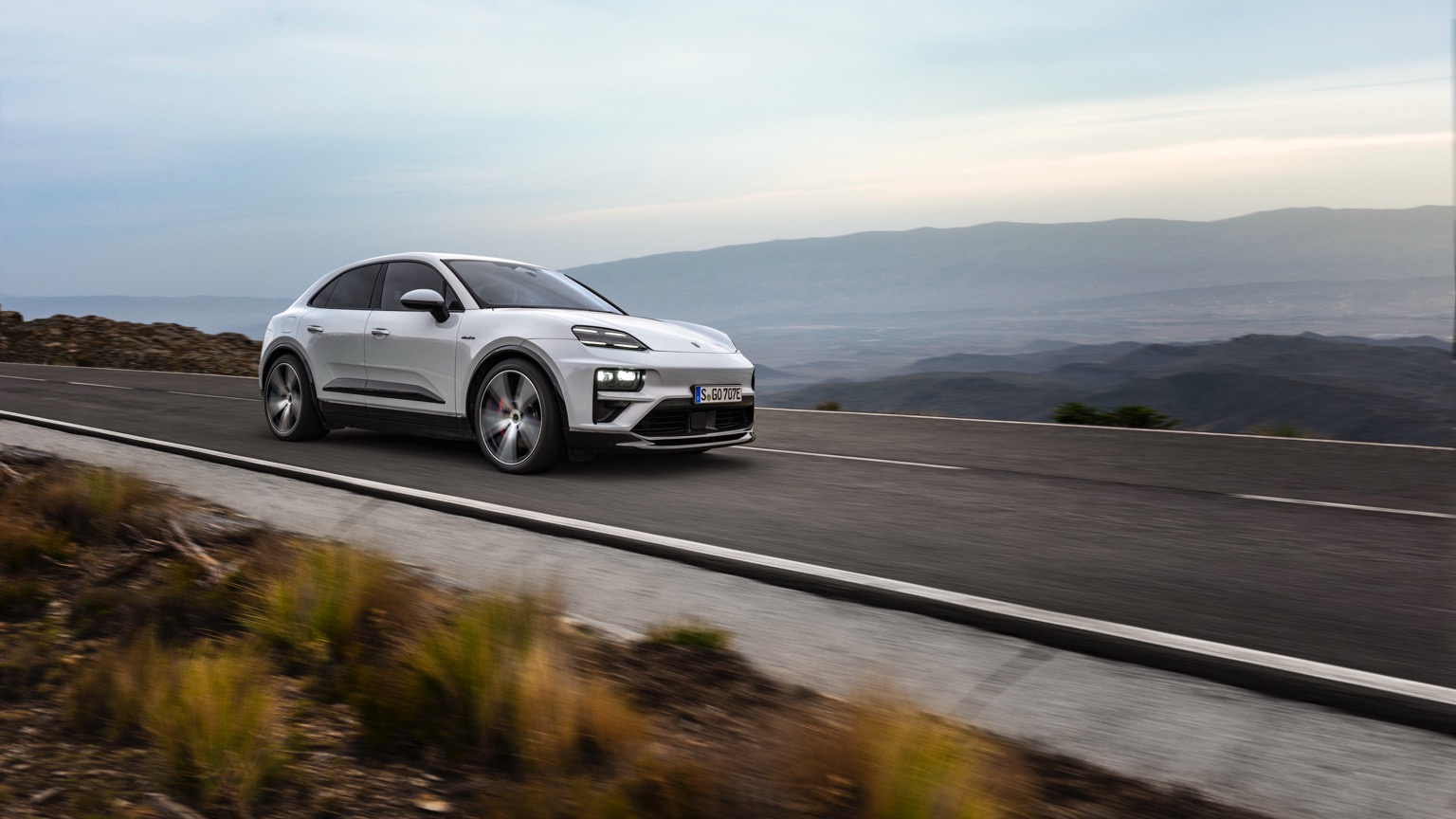 Porsche_Macan_Turbo_2024-3