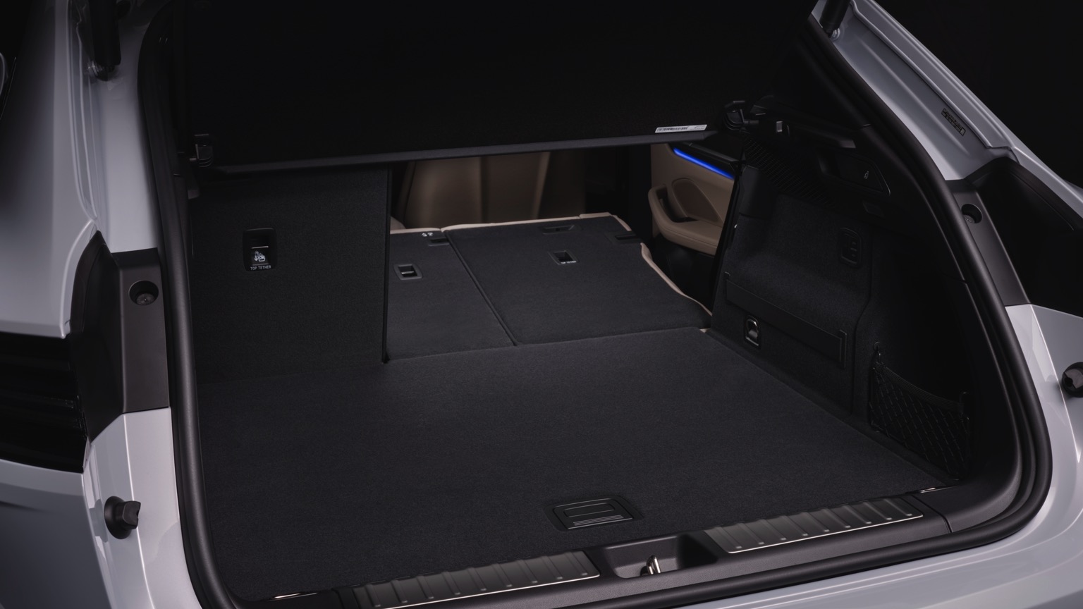 Porsche_Macan_Turbo_2024-32