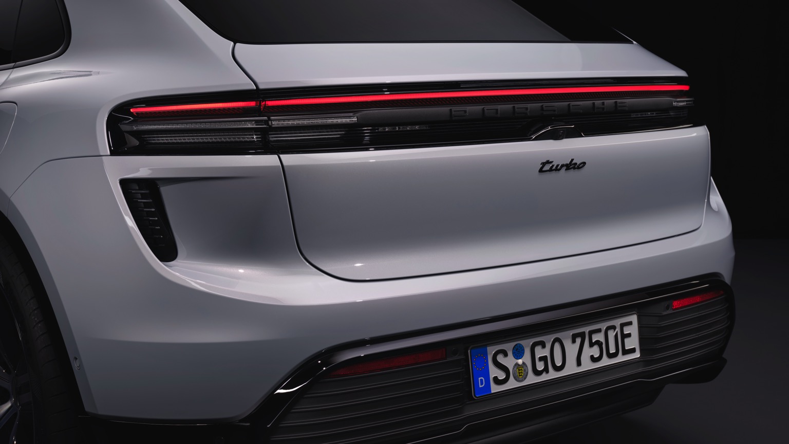 Porsche_Macan_Turbo_2024-33