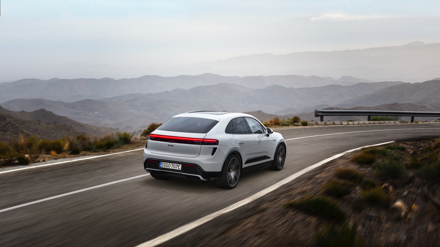 Porsche_Macan_Turbo_2024-4
