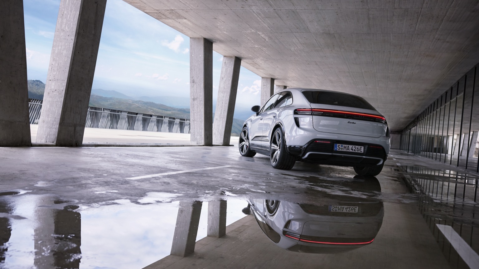 Porsche_Macan_Turbo_2024-7