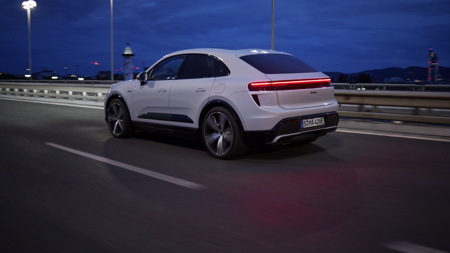 Porsche_Macan_Turbo_2024-8