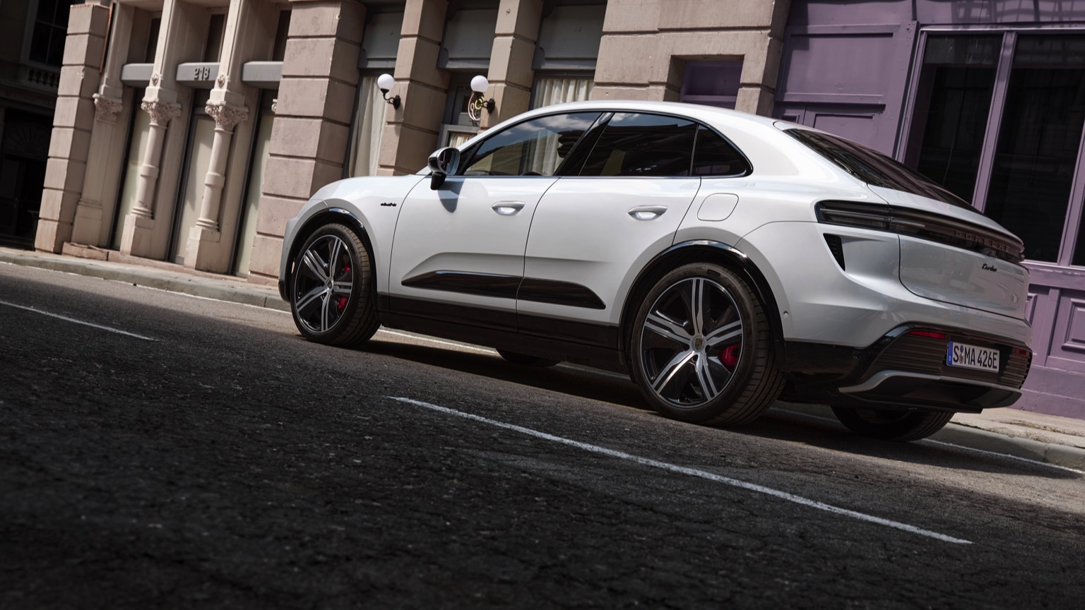 Porsche_Macan_Turbo_2024-9
