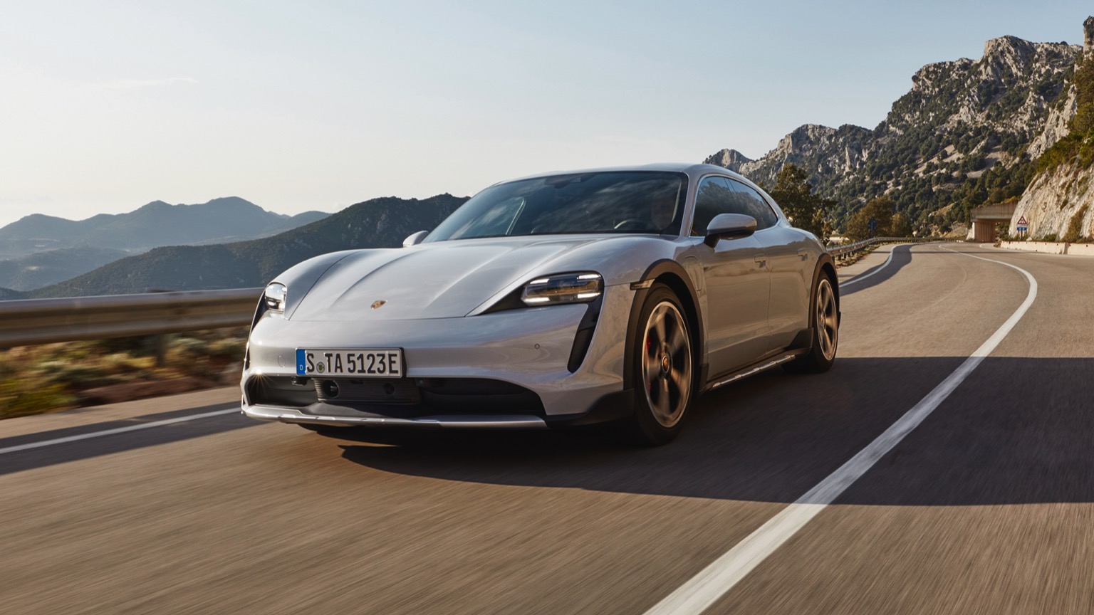 Porsche_Taycan_4S_Cross_Turismo-1