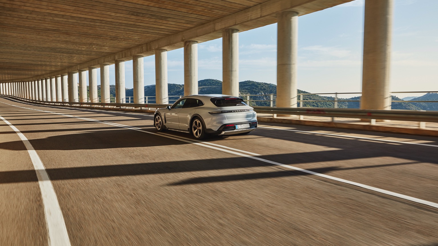 Porsche_Taycan_4S_Cross_Turismo-4