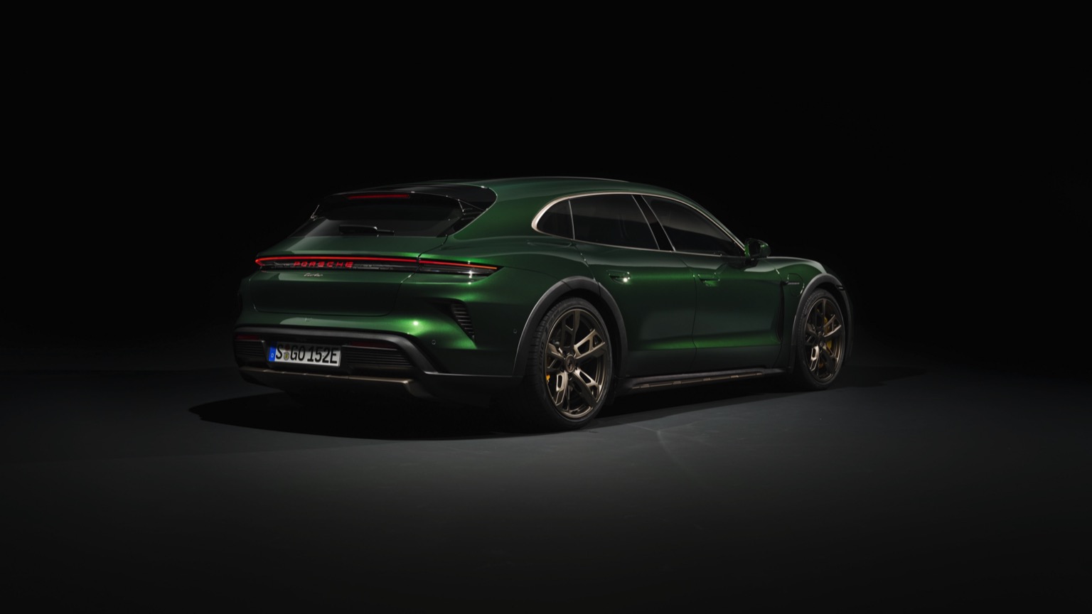 Porsche_Taycan_Cross_Turismo_2024-14
