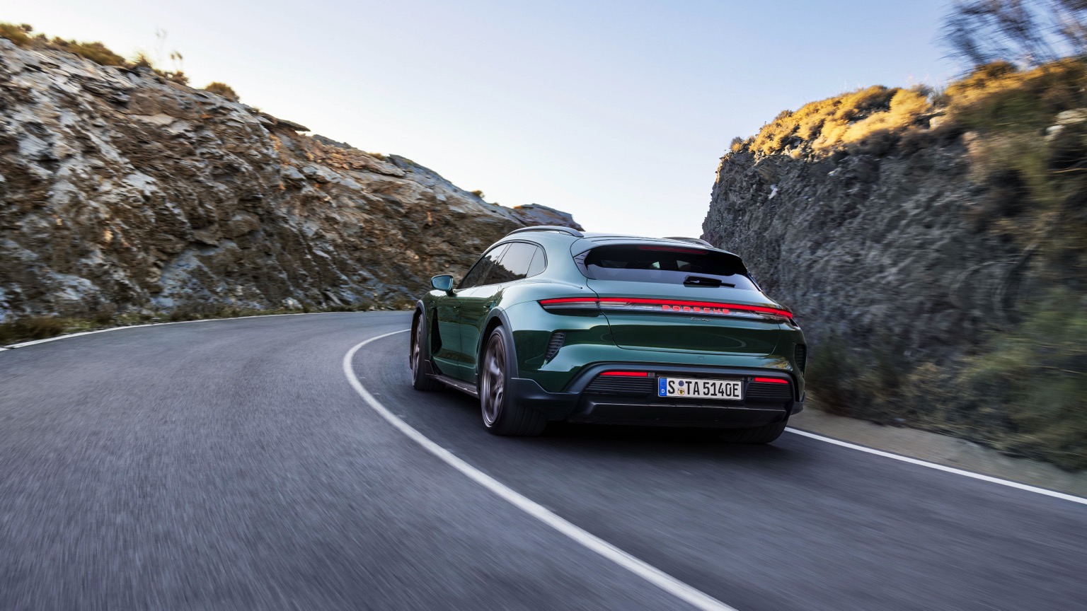 Porsche_Taycan_Cross_Turismo_2024-2