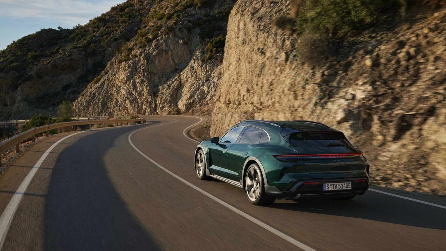Porsche_Taycan_Cross_Turismo_2024-8