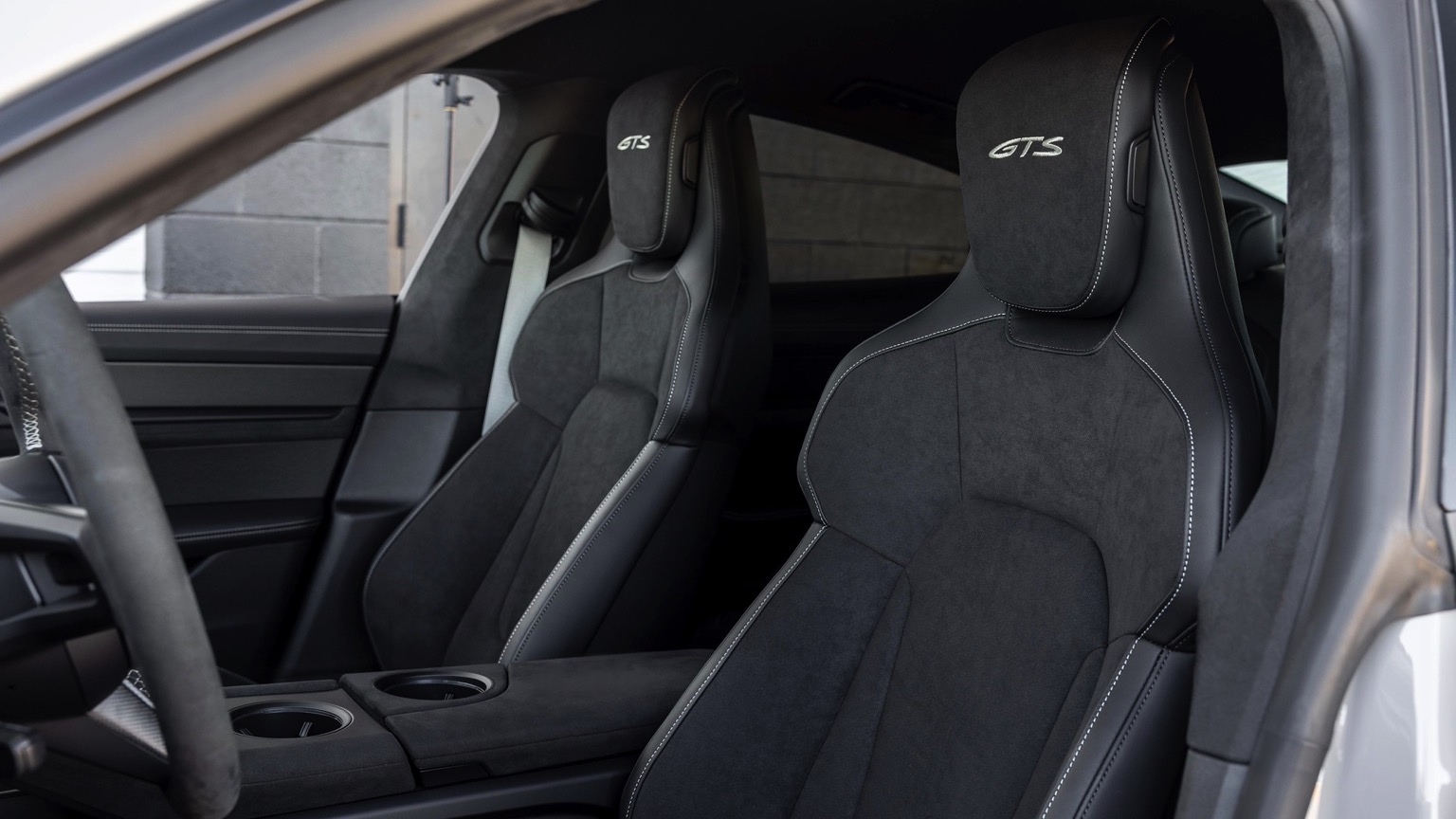 Porsche_Taycan_GTS-13