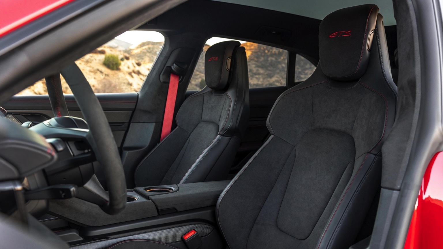 Porsche_Taycan_GTS_Sport_Turismo-15