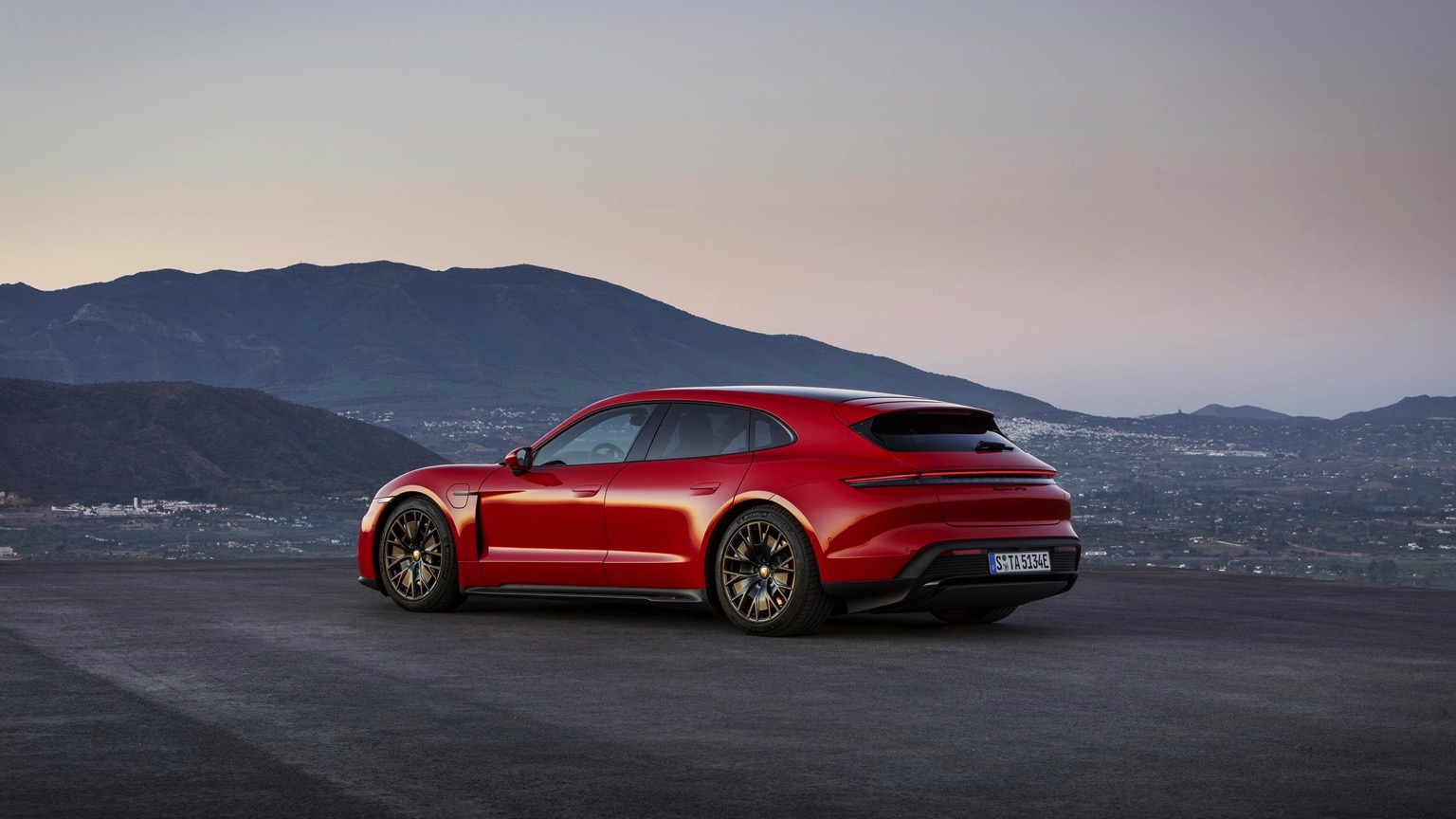 Porsche_Taycan_GTS_Sport_Turismo-8