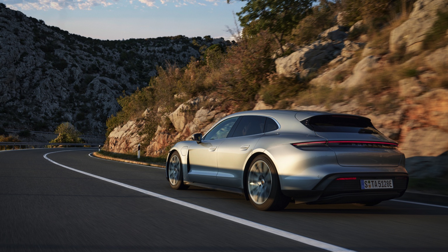 Porsche_Taycan_Sport_Turismo-5