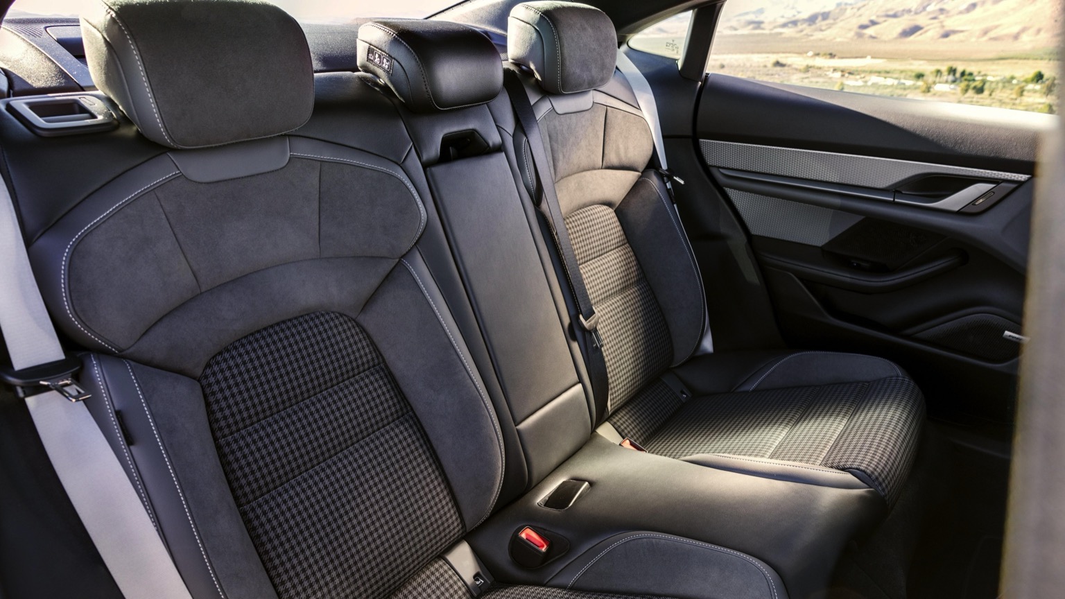Porsche_Taycan_Sport_Turismo_2024-15