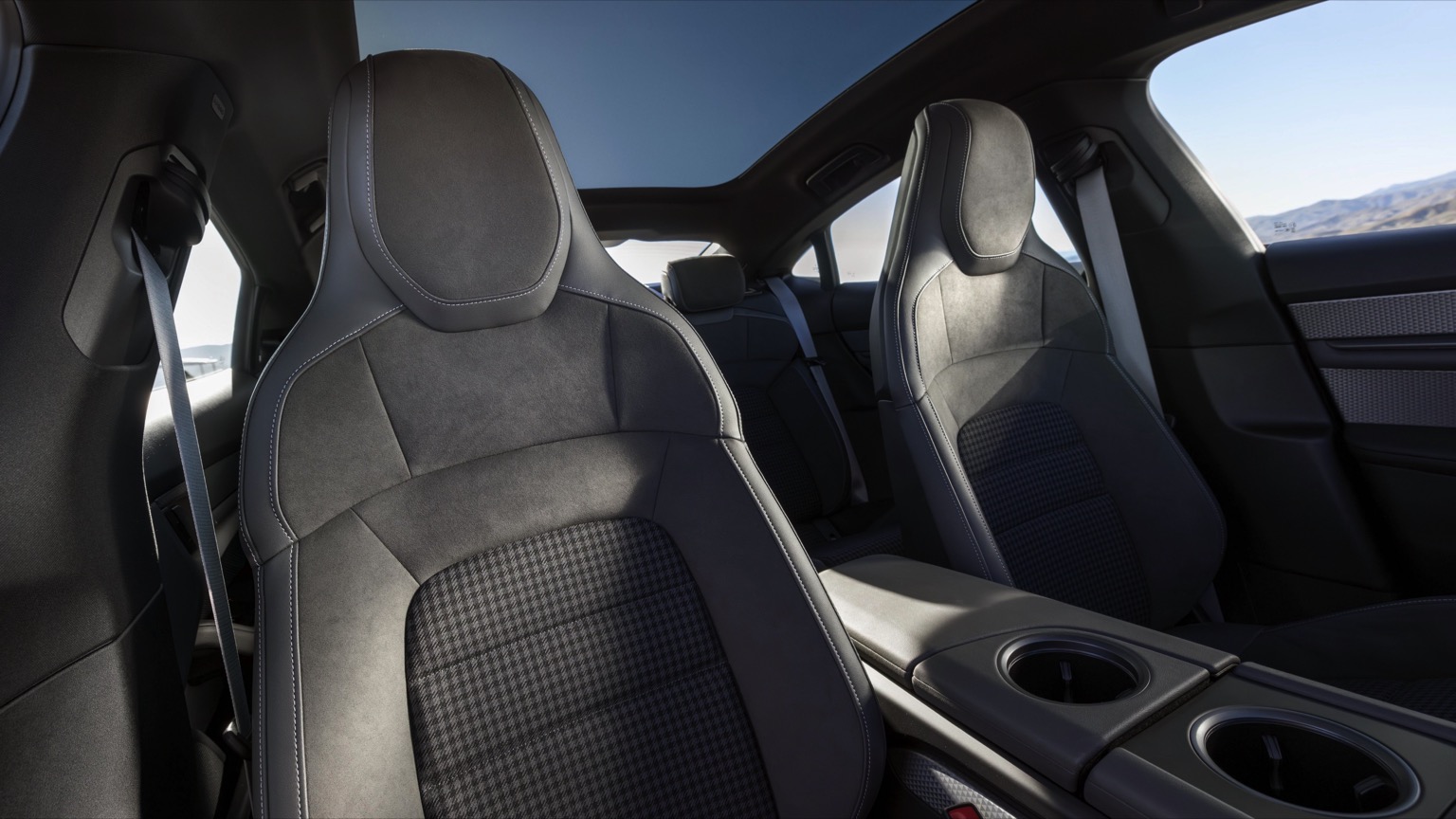 Porsche_Taycan_Sport_Turismo_2024-16