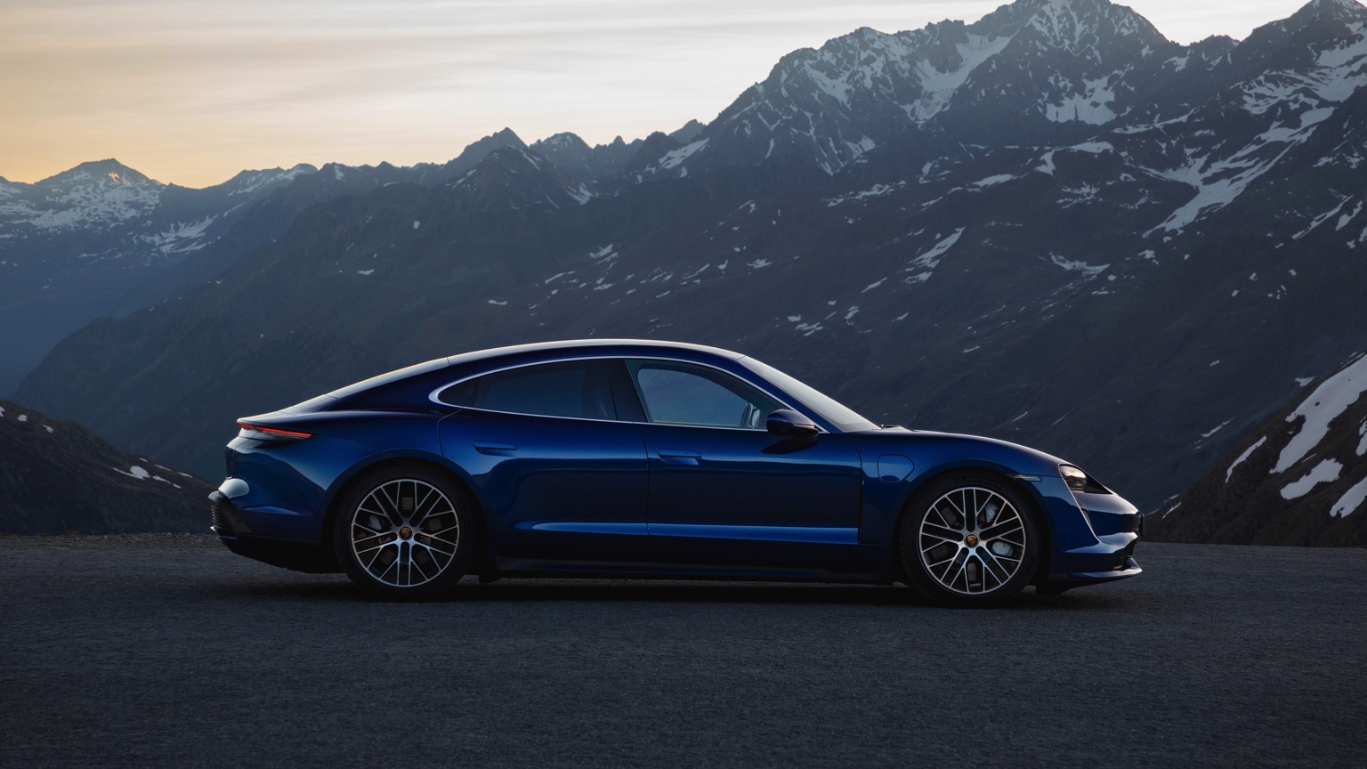 Porsche_Taycan_Turbo-3