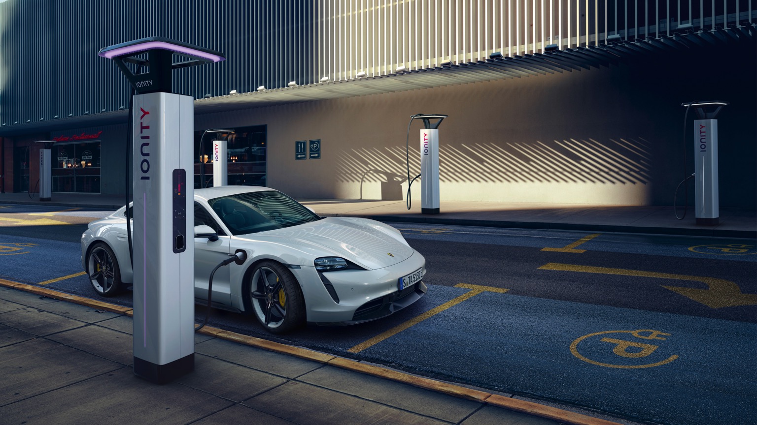 Porsche_Taycan_Turbo_S-10