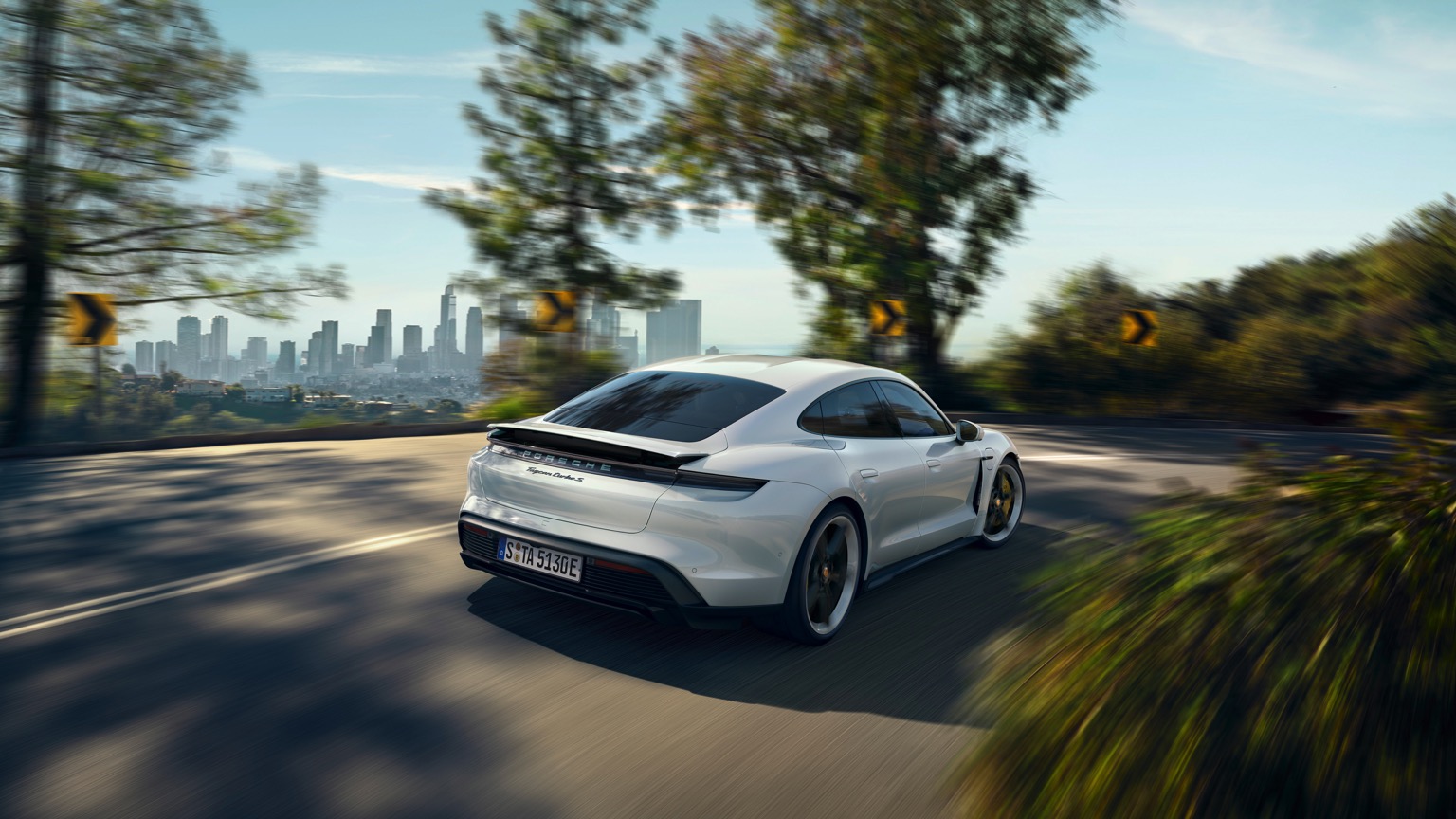 Porsche_Taycan_Turbo_S-2