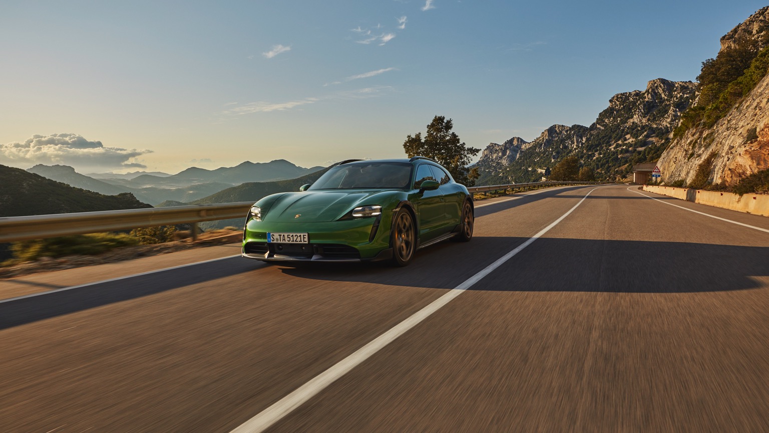 Porsche_Taycan_Turbo_S_Cross_Turismo-3