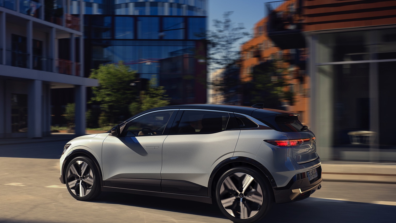 Renault_Megane_ETech-5