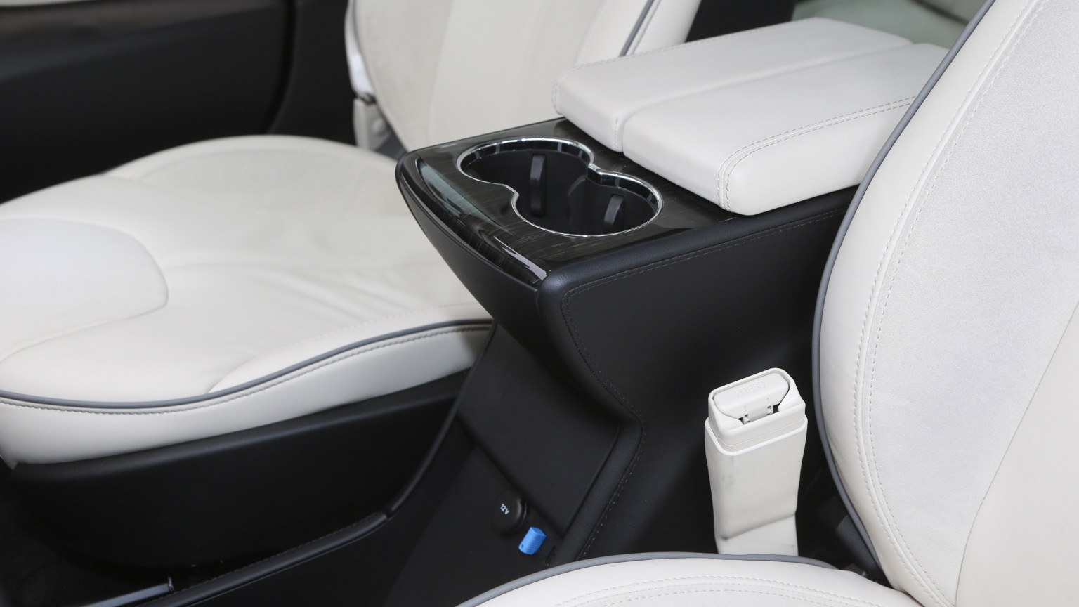 Tesla_Model_S_2016-27