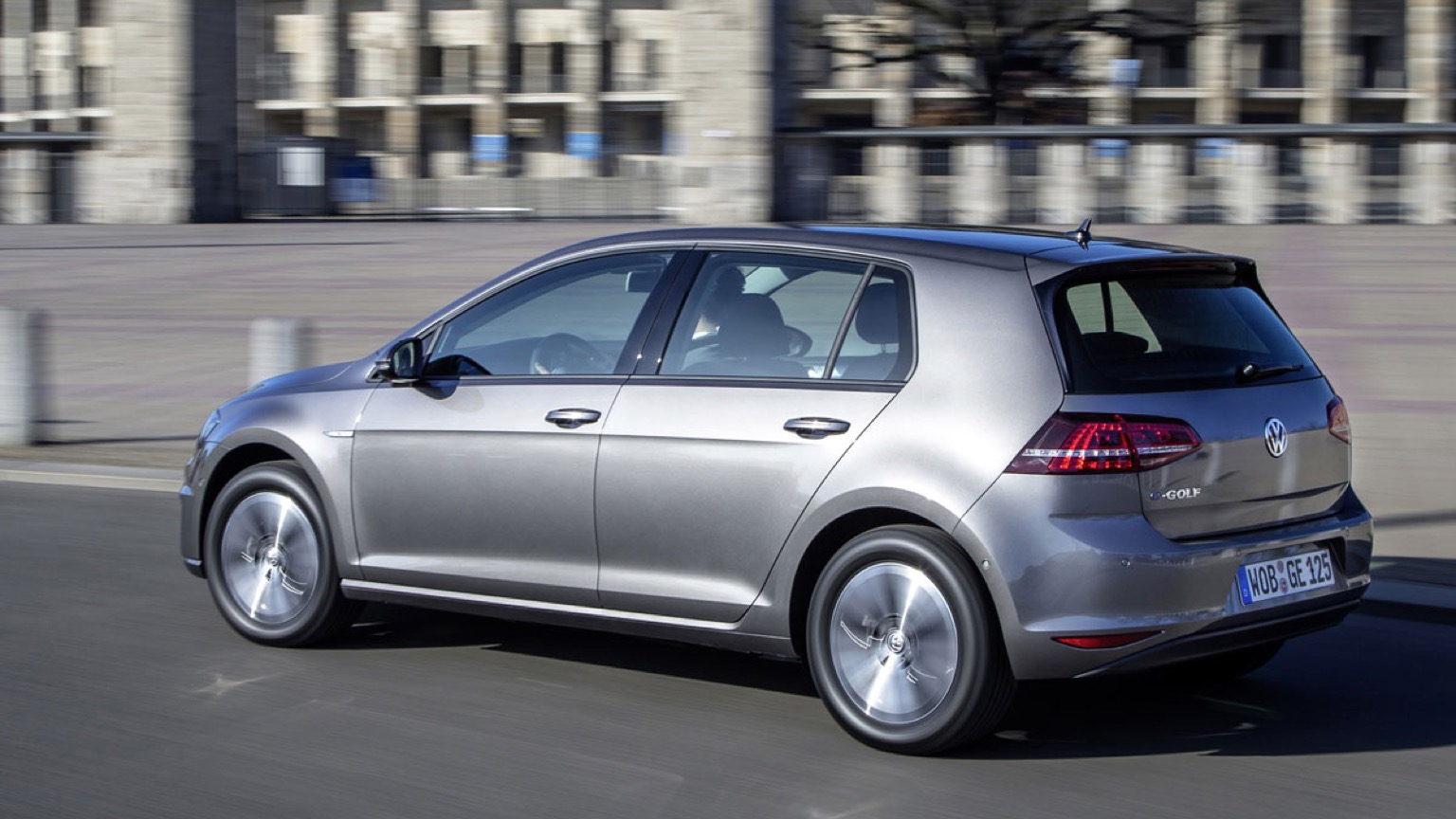 Volkswagen_E-Golf-6
