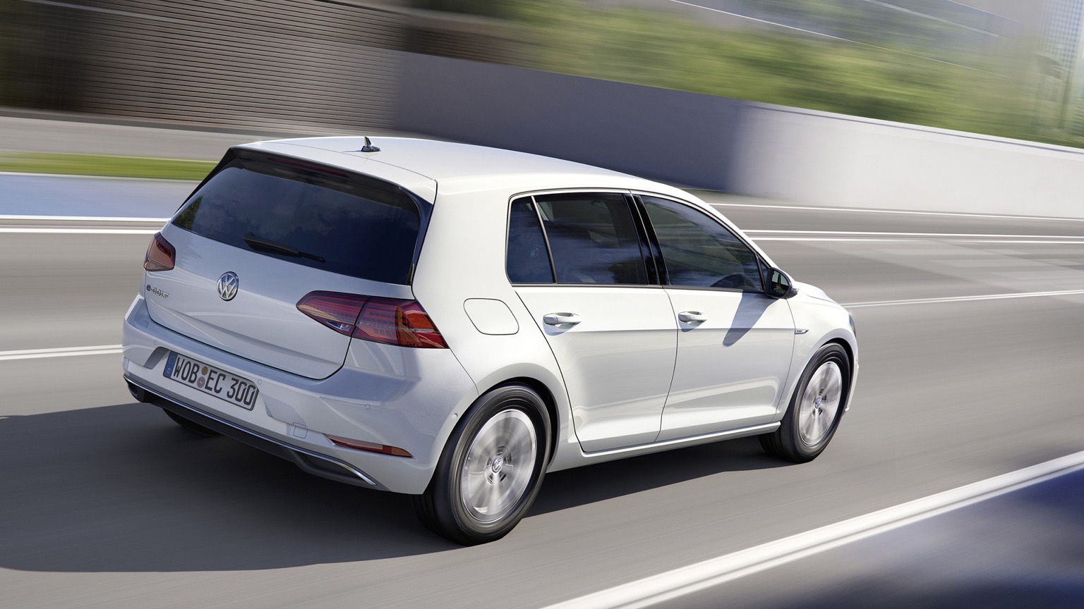 Volkswagen_e-Golf-2017-4