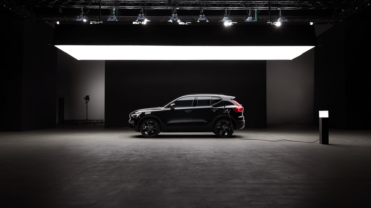 Volvo_EX40_2025-10