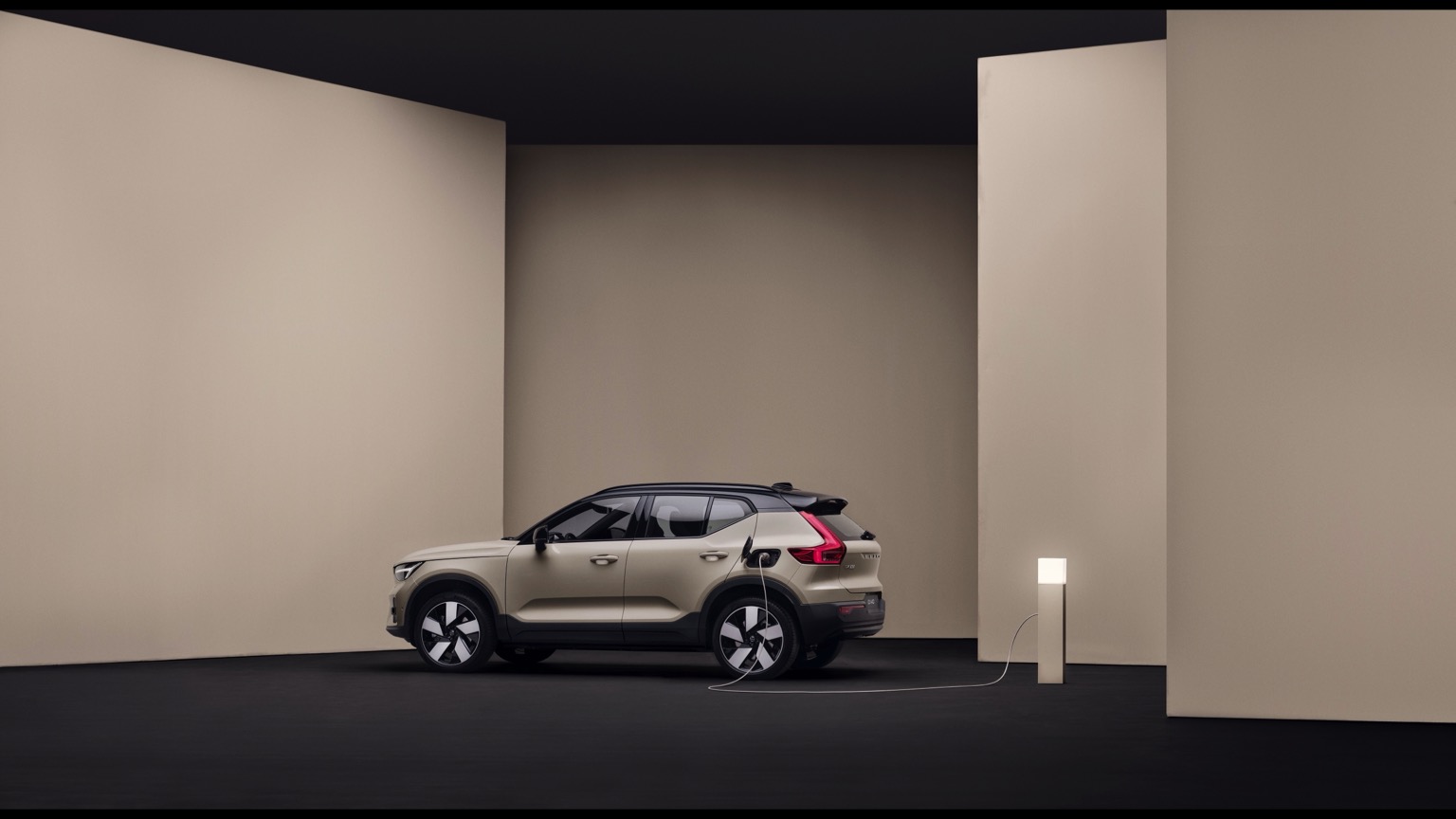 Volvo_EX40_2025-2