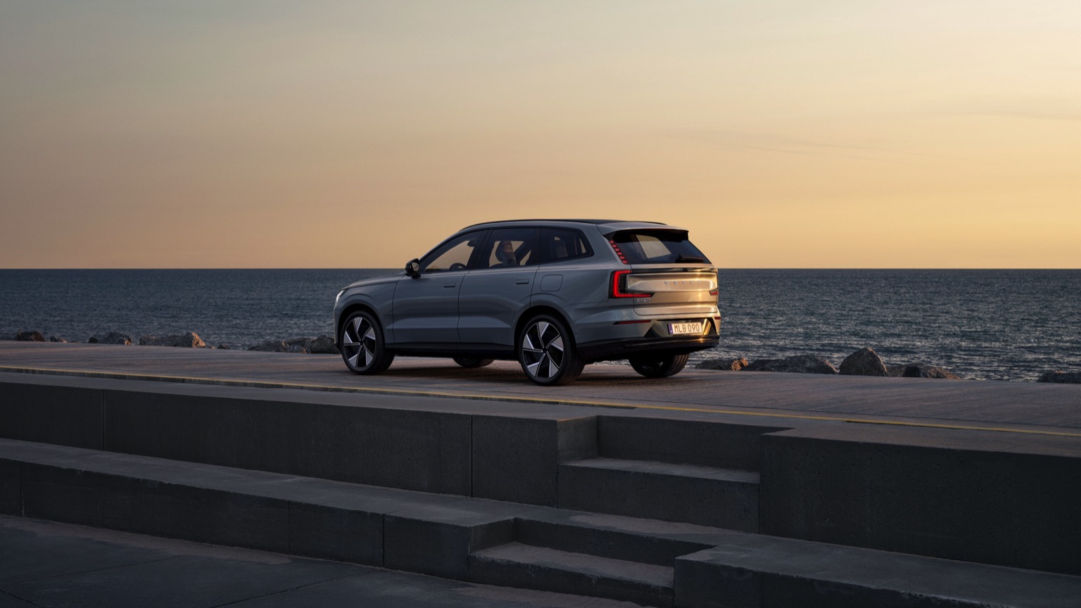 Volvo_EX90-3