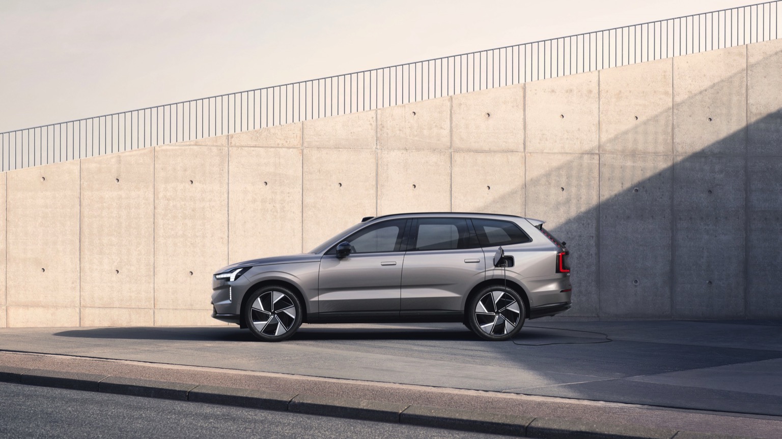 Volvo_EX90-5
